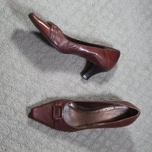 Michelle D Size 8 British Tan Tortoise Buckle Accent 2.5" Pumps